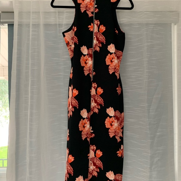 Fitted knee length dress - Picture 2 of 4